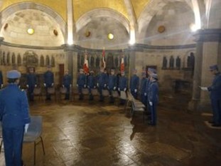Les élèves-officers ont revêtu leur tenue de tradition pour la première fois dans la crypte du mémorial lors de la cérémonie du 15 janvier 2026